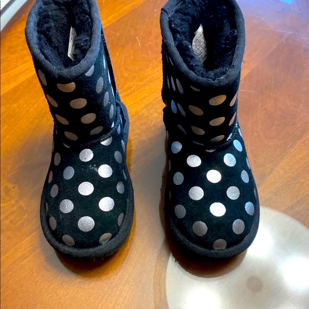 Girls Ugg boot size 9